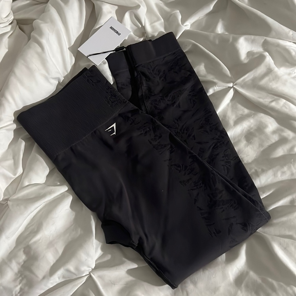 NWT! GYM SHARK - Studio leggings - washed black - large